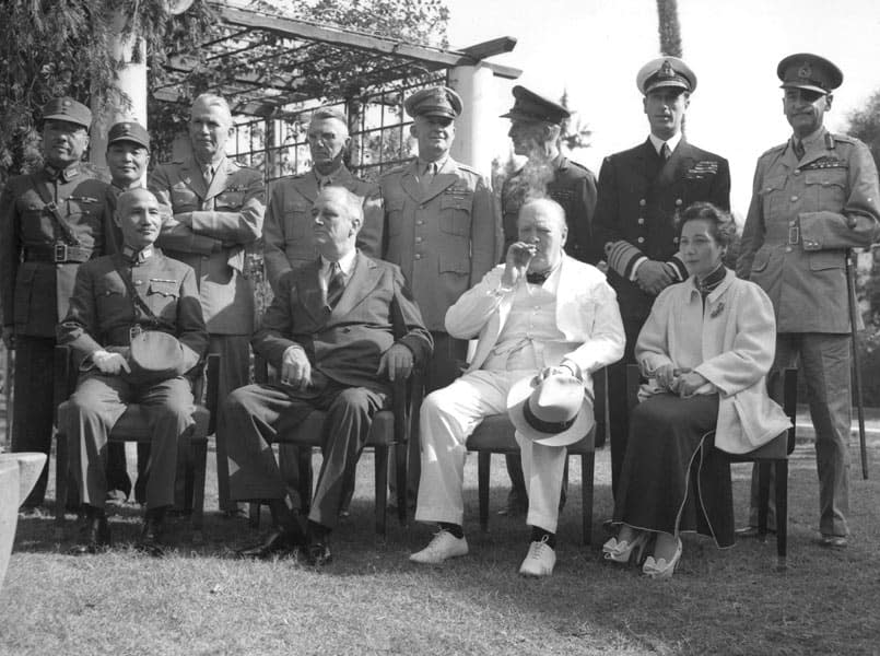 1943年開羅會議後，發表一篇新聞公報，中文卻說是「開羅宣言」而且KMT之ROC一直說「台灣是根據『開羅宣言』光復收回的。」圖：開羅會議三巨頭左起：中國民黨委員長蔣介石、美國總統羅斯福、英國首相邱吉爾，以及蔣宋美齡／維基百科