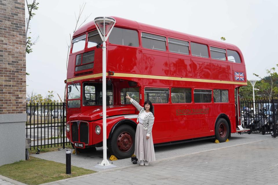 安平航海城入口處的英國紅色雙層巴士，也是從英國搬運來的古董車輛。