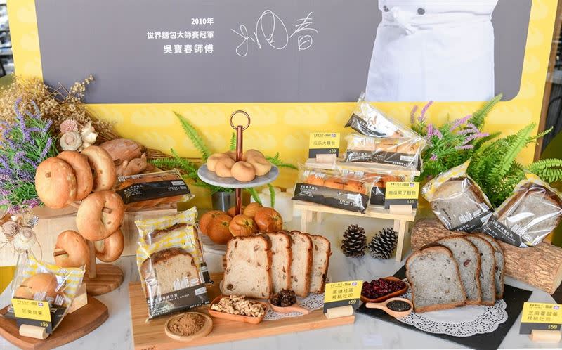 全聯READ BREAD X吳寶春(麥方)店，推出黑糖桂圓核桃吐司、芝麻蔓越莓核桃吐司、南瓜果子麵包、芒果貝果、瓜瓜大騷包5款商品。（圖／全聯提供）