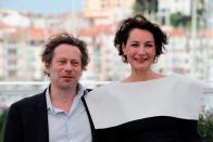 Mathieu Amalric rencontre Jeanne Balibar lors du tournage de <em>Comment je me suis disputé... (ma vie sexuelle)</em>, sorti en 1996. Ils resteront sept ans ensemble et deviendront parents de deux garçons, Antoine et Pierre, nés en 1997 et 1999. Ils ont partagé l'affiche de longs-métrages à plusieurs reprises, pendant et après leur relation. Malgré leur séparation, ils sont restés amis, comme l'expliquait l'acteur à <em>Télérama</em> en 2017 : <em>"On est restés proches. S'il y a quelque chose qu'on n'a pas raté dans nos vies, c'est ça"</em>. Cette année-là, il avait fait appel à son ex-femme pour le biopic <em>Barbara</em>. Des retrouvailles étonnantes : <em>"Tourner à nouveau ensemble était troublant...". </em>Suite à cette relation et cette rupture, le comédien est resté en couple une dizaine d'années avec la scénariste Stéphanie Cléau, avec laquelle il a eu un troisième enfant.