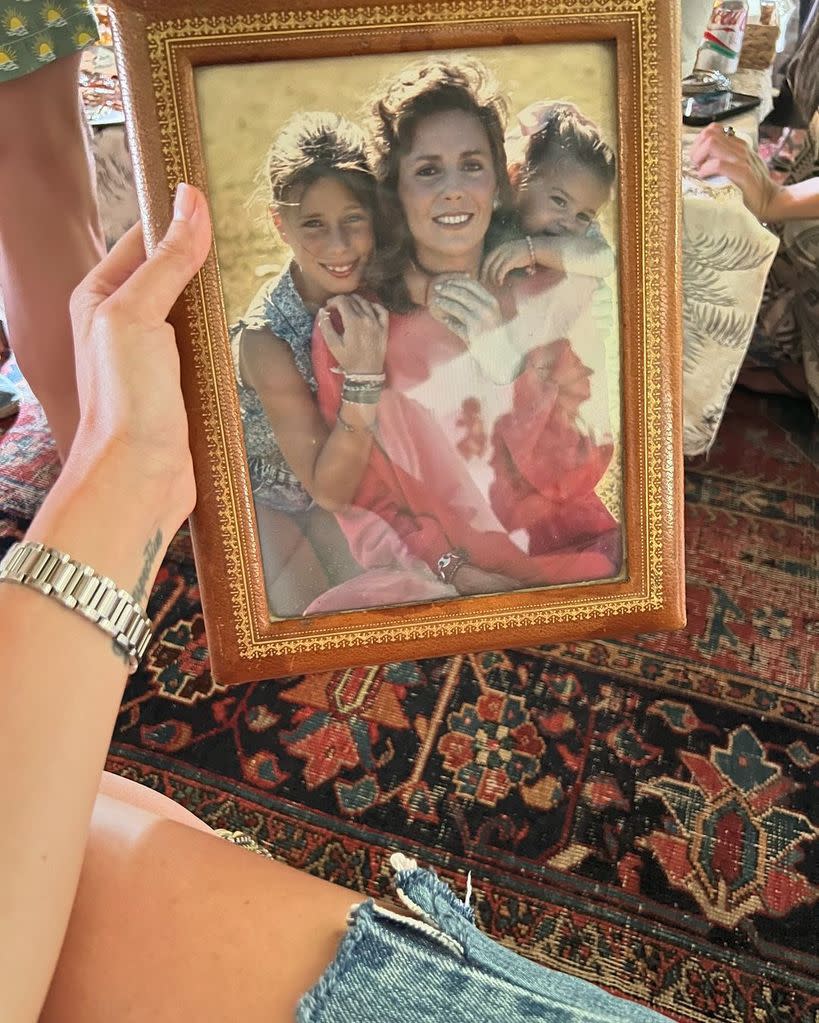 Retrato de Sandra Domecq con dos de sus cuatro hijas