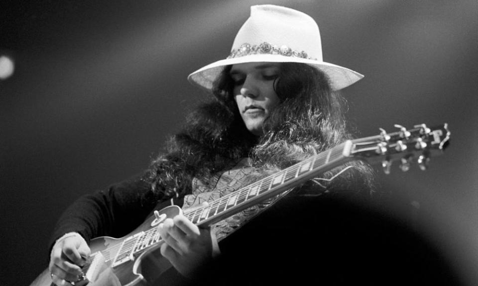 Gary Rossington performing at the Omni Coliseum in Atlanta, Georgia, in 1975.