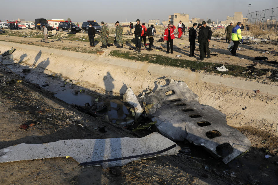 En esta imagen de archivo, tomada el 8 de enero de 2020, vista de los restos de un avión de pasajeros ucraniano estrellado mientras las autoridades trabajan en el lugar del siniestro, en Shahedshahr, al sureste de Teherán, Irán. (AP Foto/Ebrahim Noroozi, archivo)