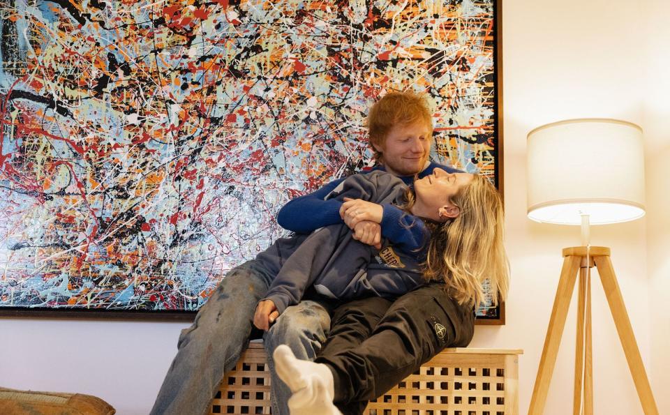 Mit seiner Frau Cherry machte Ed Sheeran eine schwere Zeit durch, nachdem bei ihr ein Tumor entdeckt wurde. Mittlerweile ist sie wieder vollständig gesund. (Bild: Sofi Adams)