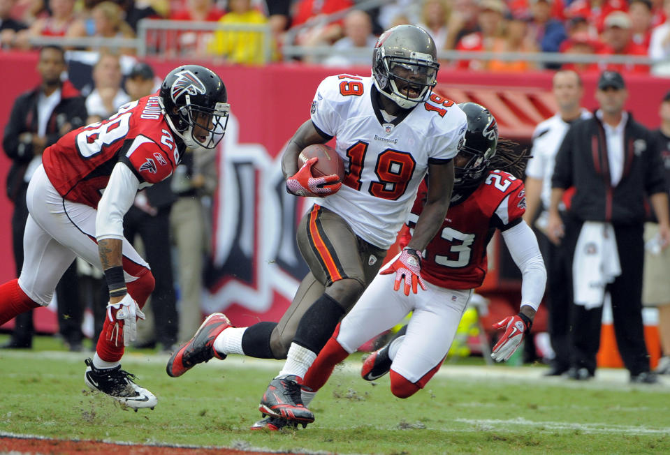 FILE - Tampa Bay Buccaneers wide receiver Mike Williams (19) finds room to run between Atlanta Falcons free safety Thomas DeCoud (28) and cornerback Dunta Robinson (23) during an NFL football game Sunday, Sept. 25, 2011, in Tampa, Fla. Former NFL receiver Mike Williams, who was injured in a construction accident two weeks ago and later put on a ventilator, died Tuesday, Sept. 12, 2023, his agent said. He was 36. Williams, who played for the Tampa Bay Buccaneers and Bills from 2010-14, died at St. Joseph’s Hospital in Tampa, agent Hadley Engelhard said. (AP Photo/Brian Blanco, File)