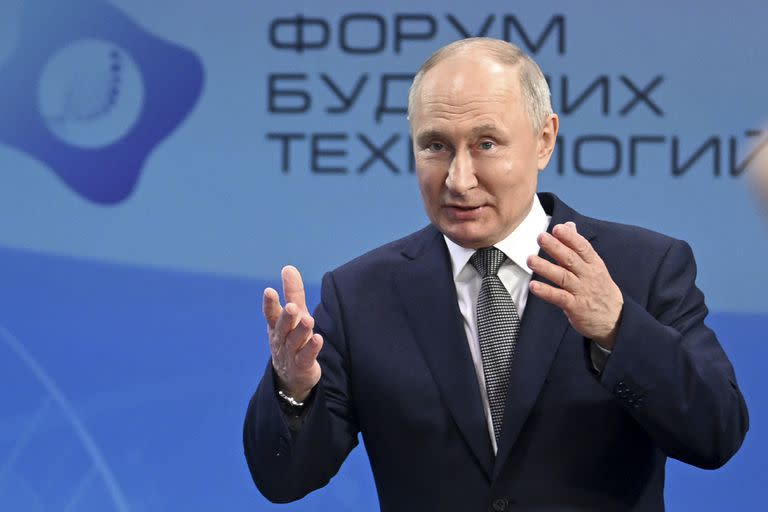 El presidente ruso Vladímir Putin habla ante científicos en una reunión paralela al Foro de Tecnologías del Futuro en el Centro Mundial de Comercio, el miércoles 14 de febrero de 2024, en Moscú, Rusia.