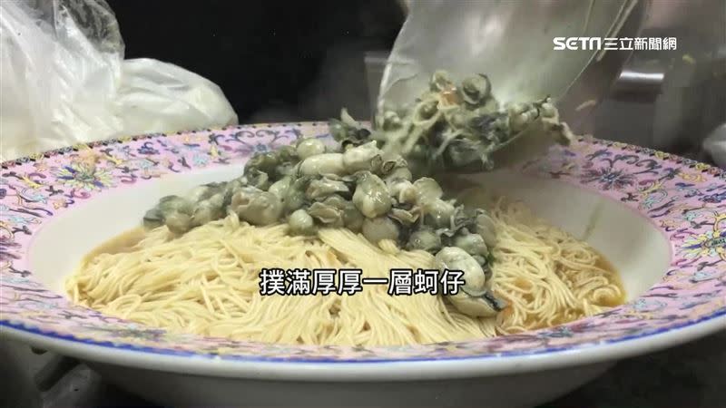 蚵仔麵線是台灣知名小吃。