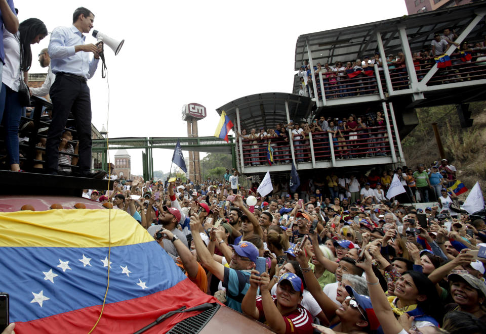 El líder opositor venezolano Juan Guaidó, quien se autoproclamó presidente interino de Venezuela, toma la palabra durante un mitin en Carrizal, en el estado de Miranda, Venezuela, el sábado 30 de matzo de 2019. (AP Foto/Boris Vergara)