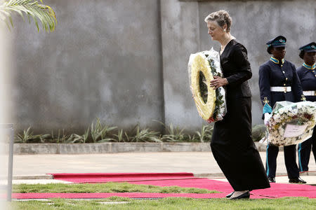 Nane Maria Annan, wife of former United Nations Secretary General Kofi Annan who died in Switzerland lays a wreath during the burial service held at the Military Cemetery at Burma Camp in Accra, Ghana. September 13, 2018. Reuters/Francis Kokoroko