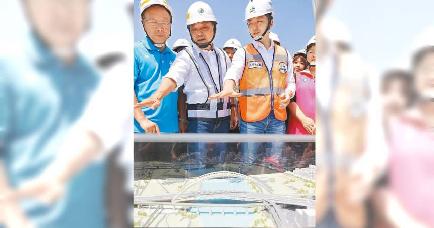台北市長蔣萬安與新北市長侯友宜14日視察中正橋改建工程，聽取工程簡報並向第一線工程人員致意及表達感謝。（圖／季志翔攝）