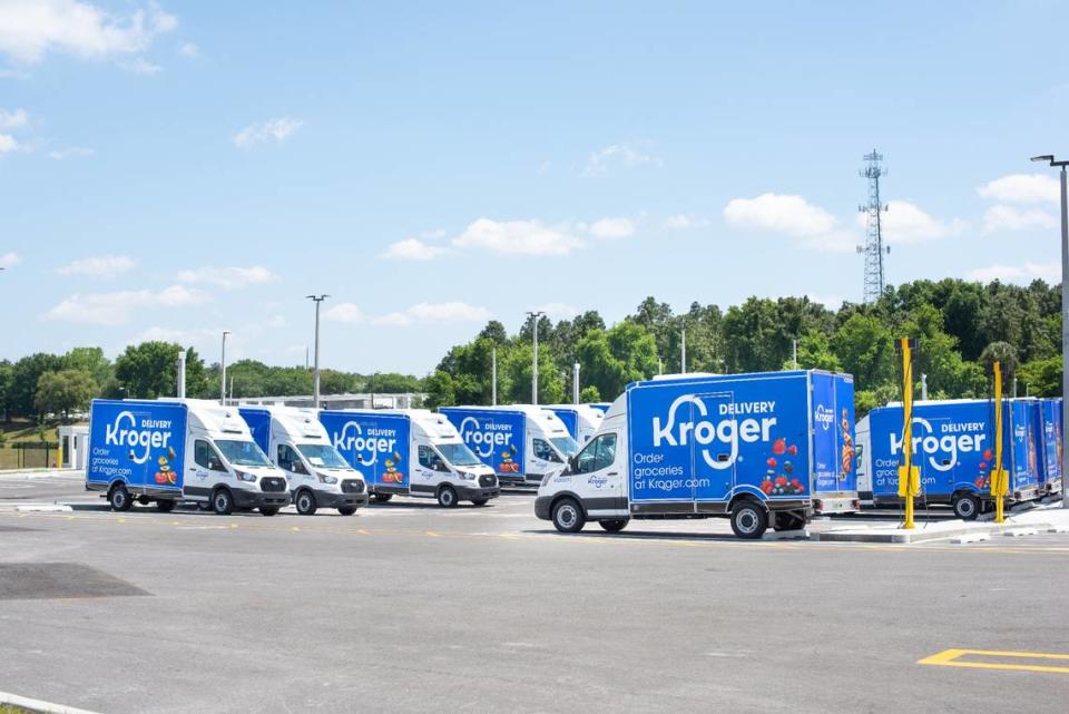 La Florida empieza a ver estos camiones azules de reparto de Kroger a medida que la empresa de comestibles con sede en Cincinnati se expande por el estado, pero a través de pedidos en línea en lugar de las tradicionales tiendas físicas.