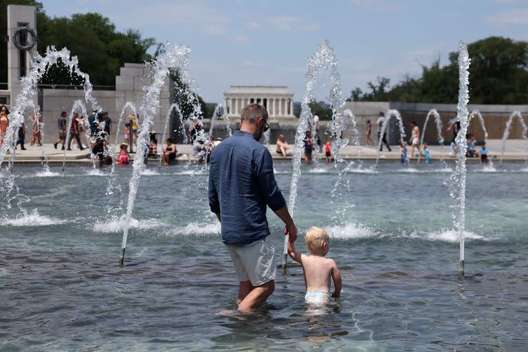 Turistas se refrescan en una fuente del Memorial de la Segunda Guerra Mundial en Washington