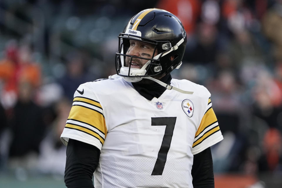 Pittsburgh Steelers quarterback Ben Roethlisberger (7) looks up toward the scoreboard as he leaves the field after losing to the Cincinnati Bengals in an NFL football game, Sunday, Nov. 28, 2021, in Cincinnati. (AP Photo/Jeff Dean)