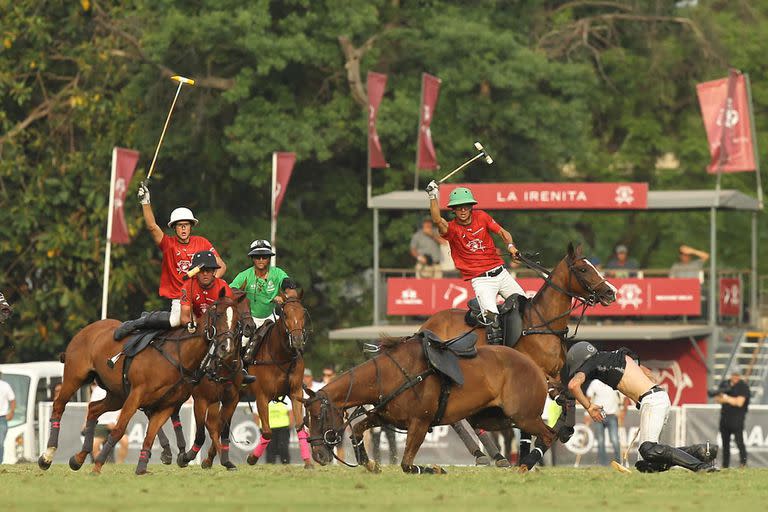 Rueda Jerónimo Del Carril delante de Francisco Elizalde, que está por tocar tierra, en La Irenita 13 vs La Ensenada-RS Murus Sanctus 11, por el Abierto de Palermo; el back será expulsado por la infracción, pese a ser el que cayó más violentamente.