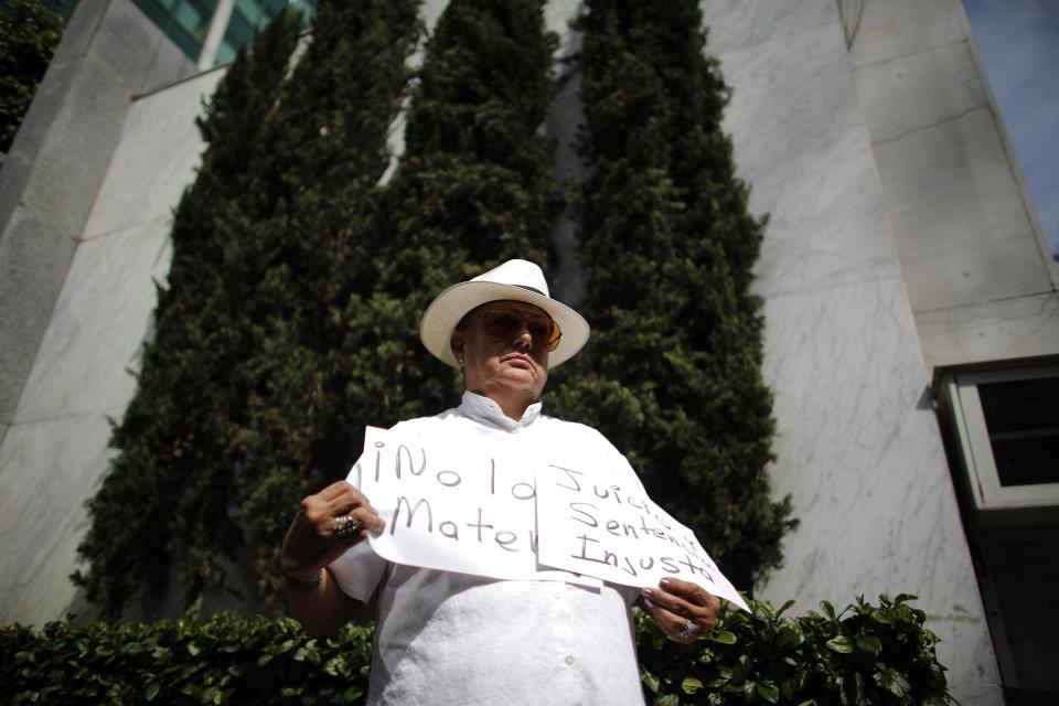 A member of the bi-national migrant organisation Aztlan holds paper sheets reading "Don't kill him. Judge and sentence unfair" during a protest outside the Texas offices in Mexico City January 21, 2014. Mexico on Sunday strongly objected to the scheduled execution in Texas on Wednesday of a Mexican convicted of killing a U.S. police officer, arguing that by executing him, the United States would be in "clear violation" of international treaties. Edgar Tamayo was convicted of shooting dead a Houston police officer in 1994 when he was in the United States illegally. But Tamayo was not informed of his right, enshrined in an international treaty known as the Vienna Convention on Consular Relations, to diplomatic assistance. REUTERS/Tomas Bravo (MEXICO - Tags: POLITICS CRIME LAW)