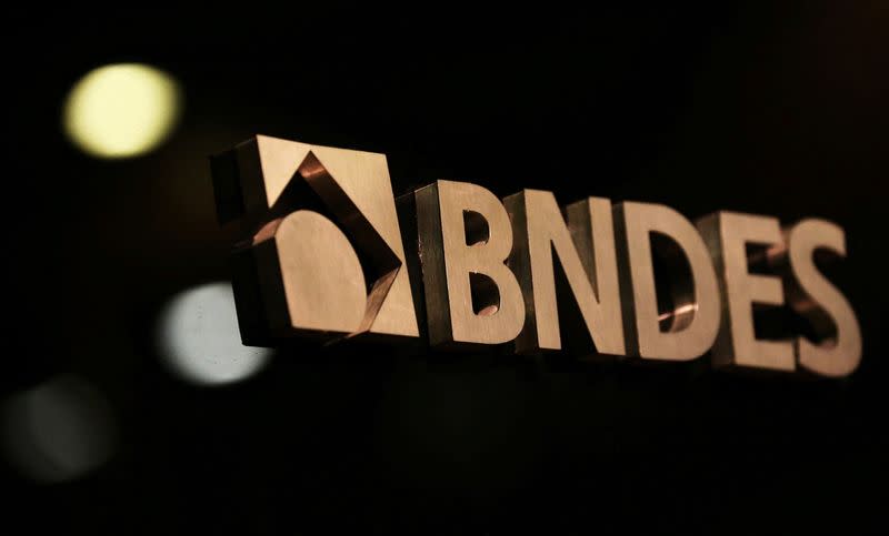 Imagen de archivo del logotipo del Banco Nacional de Desarrollo de Brasil (BNDES) durante una ceremonia de juramento del nuevo presidente del banco, en Río de Janeiro