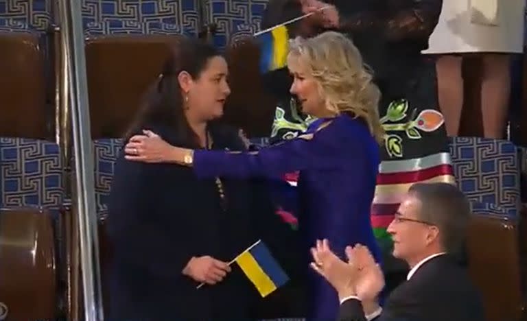 La embajadora de Ucrania en Washington, Oksana Markarova, junto a la primera dama, Jill Biden