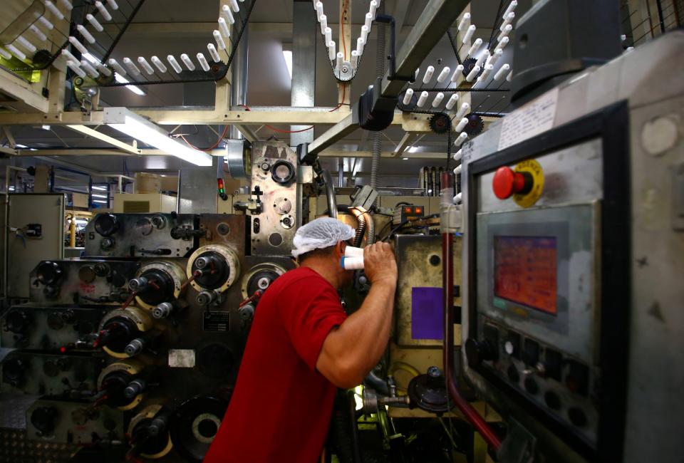 Un trabajador de la compañía Impact International en Sídney. REUTERS/David Gray