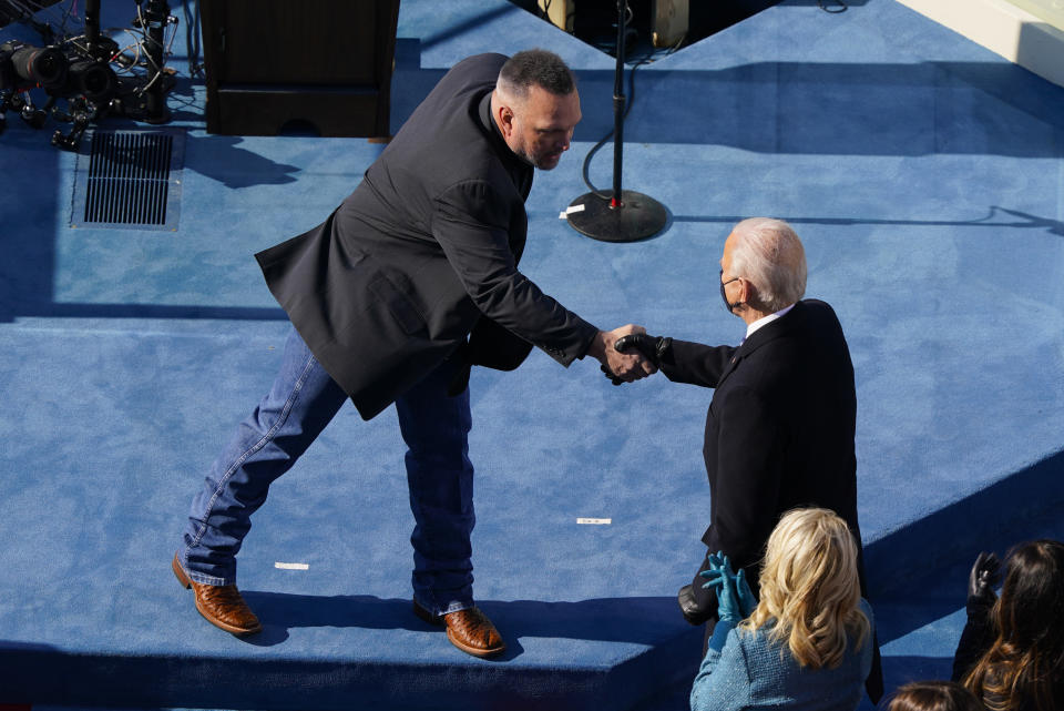 El cantante country Garth Brooks saluda al presidente Joe Biden durante la ceremonia de investidura frente al Capitolio, en Washington, el miércoles 20 de enero del 2021. (AP Foto/Susan Walsh, Pool)