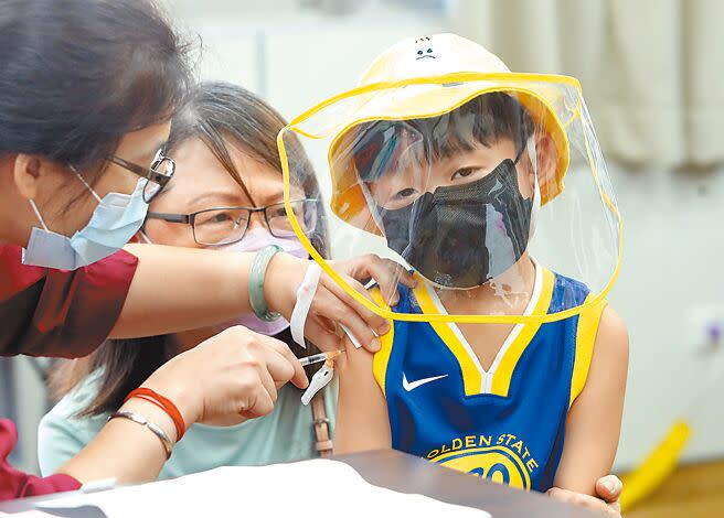 台北市幼兒莫德納疫苗開打，在北市婦幼醫院的新冠肺炎疫苗接種站一位小朋友在家人陪伴下接種。（鄭任南攝）