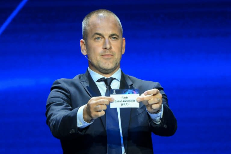 El exfutbolista inglés Joe Cole muestra el nombre del París Saint-Germain durante el sorteo de la fase de grupos de la Liga de Campeones. En Mónaco, el 31 de agosto de 2023 (NICOLAS TUCAT)