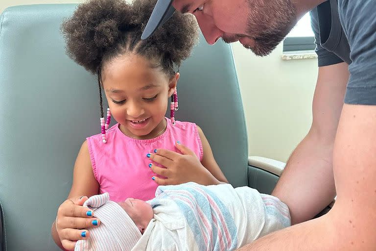 Olympia Williams junto a su hermanita recien nacida