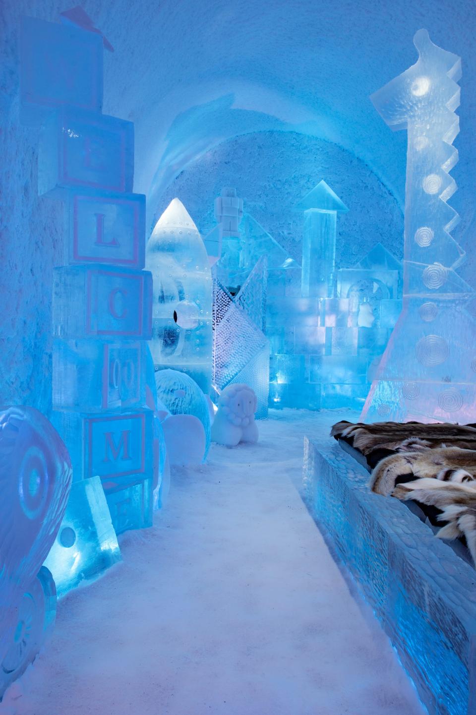 large_icehotel_deluxe suite_toybox_design_wouter biegelaar_viktor tsarski_photo_asaf kliger 2