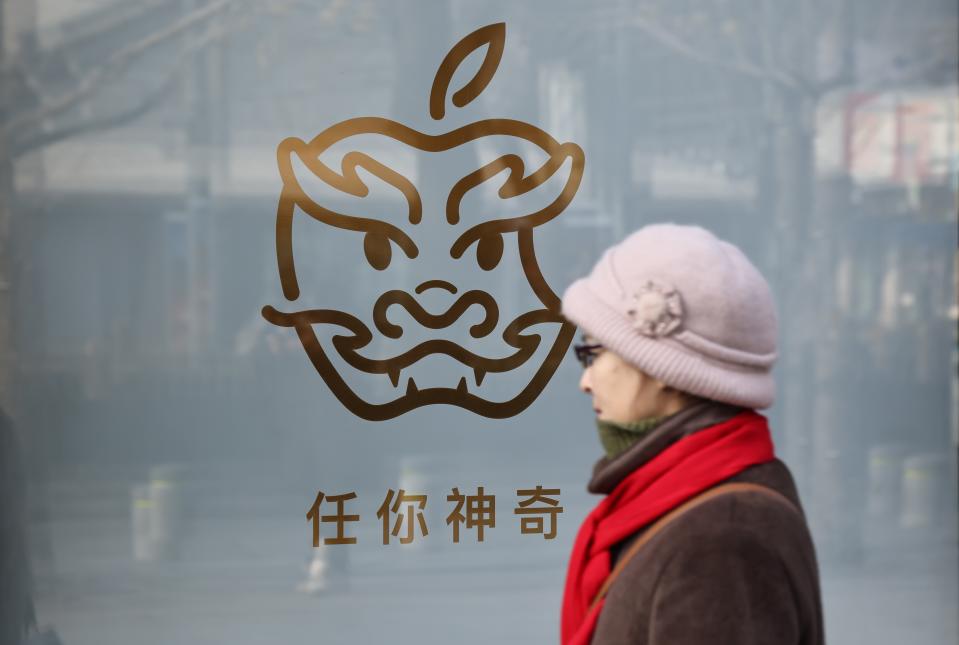 Un logotipo con un dragón se muestra en la ventana de una tienda insignia de Apple en la víspera del Año Nuevo Lunar chino el 9 de febrero de 2024 en Beijing, China. 2024 es el año del dragón según el zodiaco chino. (Foto de Mi Jiafeng/VCG vía Getty Images)