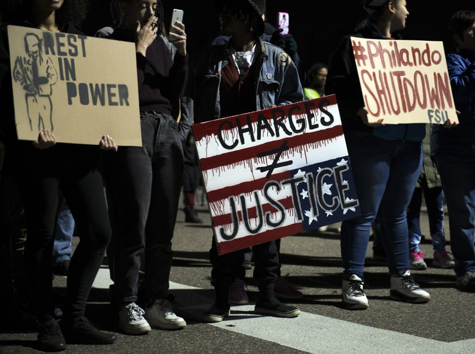 Police fatally shoot Philando Castile in Falcon Heights, Minn.