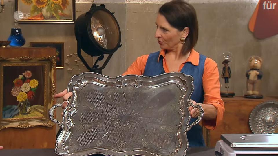 Das Silbertablett aus der Zeit zwischen 1867 und 1872 bewertete Wendela Horz mit 1.600 bis 2.000 Euro. (Bild: ZDF)