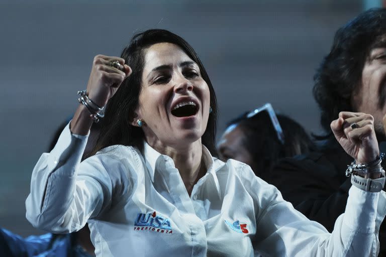 Luisa González, candidata presidencial del Movimiento Político Revolución Ciudadana, dirige un evento de campaña antes de las elecciones anticipadas, programadas para el 20 de agosto, en Quito, Ecuador, el miércoles 16 de agosto de 2023. (Foto AP/Dolores Ochoa)