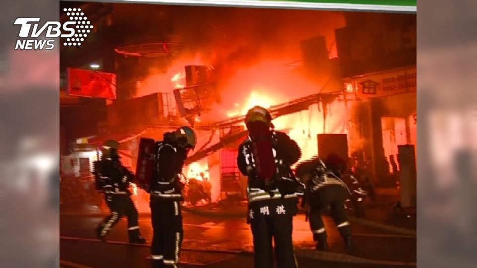 台中中華夜市今晨發生火警，火勢延燒多間店面。(圖／TVBS)