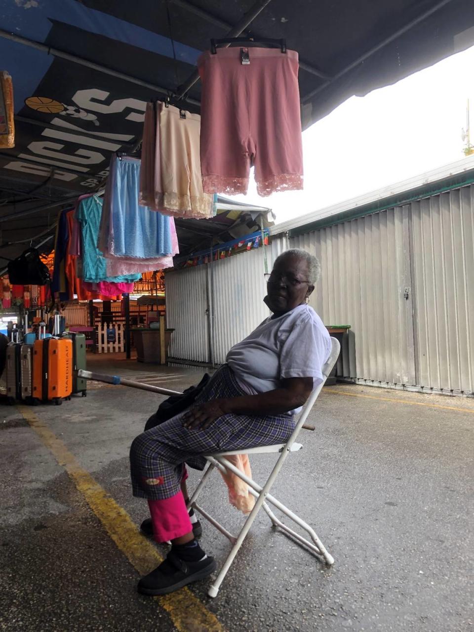 Cilia Luis, llamada coloquialmente “Cici”, de 78 años de edad, lleva por 40 años una tienda de mercería en el pulguero de Opa-locka Hialeah, casi el mismo tiempo que lleva viviendo en Miami proveniente de Haiti.