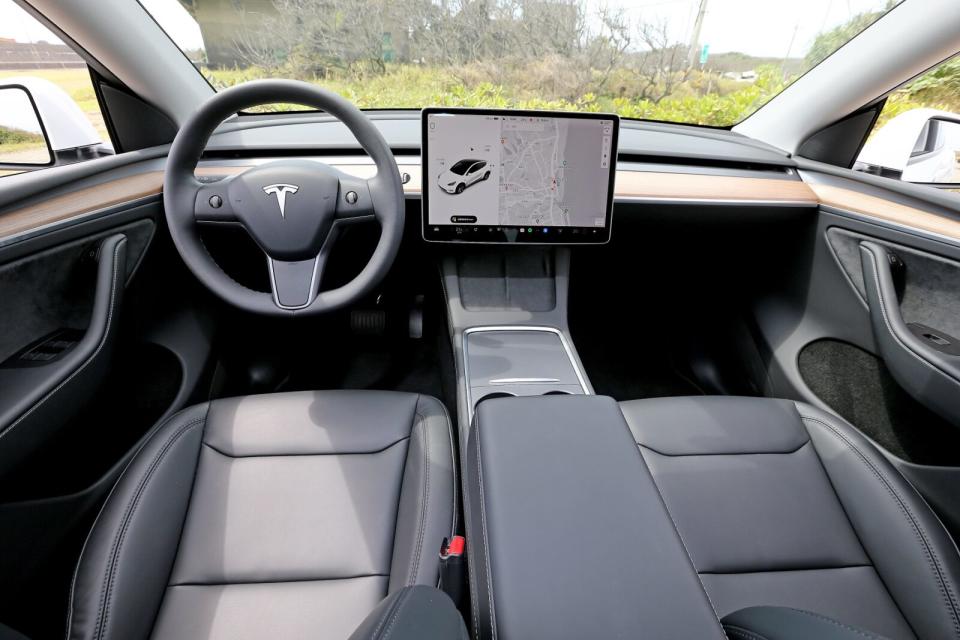 極簡化的內裝布局為Tesla的一貫特色，Model Y更延續Model 3的無駕駛儀錶設計。