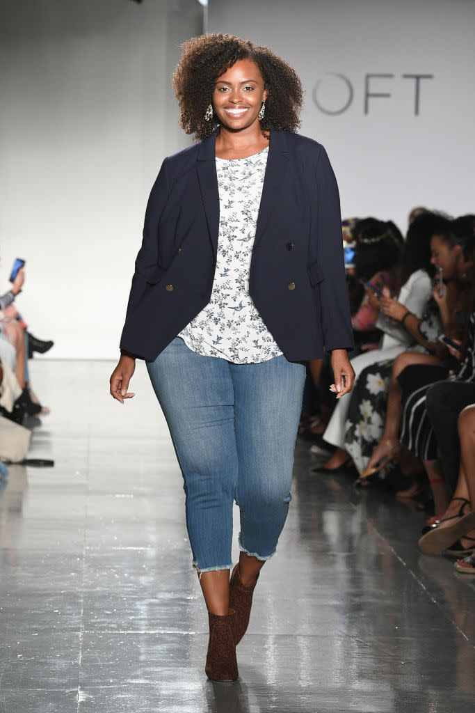 <p>Un mannequin voluptueux défile pour Loft vêtue d’un blazer bleu marine, d’un chemisier à fleurs et d’un pantacourt en jean lors de theCURVYcon à l’occasion de la Fashion Week de New York. (Photo: Getty Images) </p>