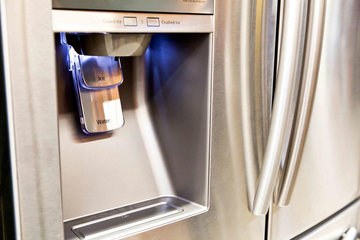 How to Clean Your Refrigerator From Top to Bottom