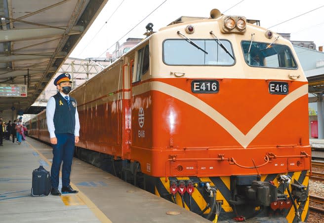 太魯閣號撞車事故8日是頭七，台鐵火車駕駛聯誼會選在事故發生的上午9時28分全台鳴笛，台鐵樹林站司機員胸前繫上黃絲帶悼念兩位殉職司機。（陳君瑋攝）