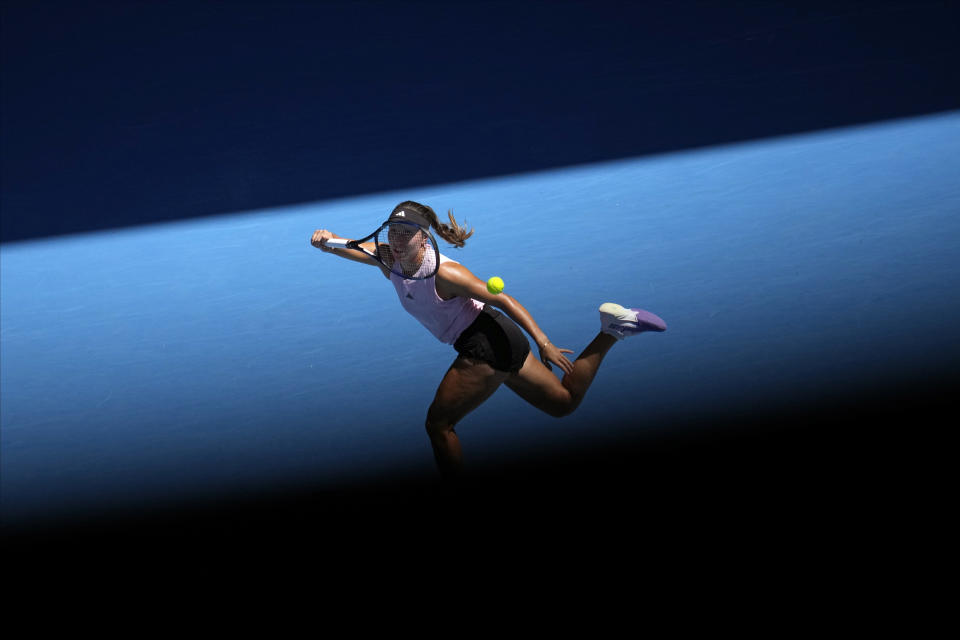La tenista estadounidense Jessica Pegula devuelve una pelota a la ucraniana Marta Kostyuk en su partido de tercera ronda del Abierto de Australia, en Melbourne, Australia, el 20 de enero de 2023. (AP Foto/Dita Alangkara)