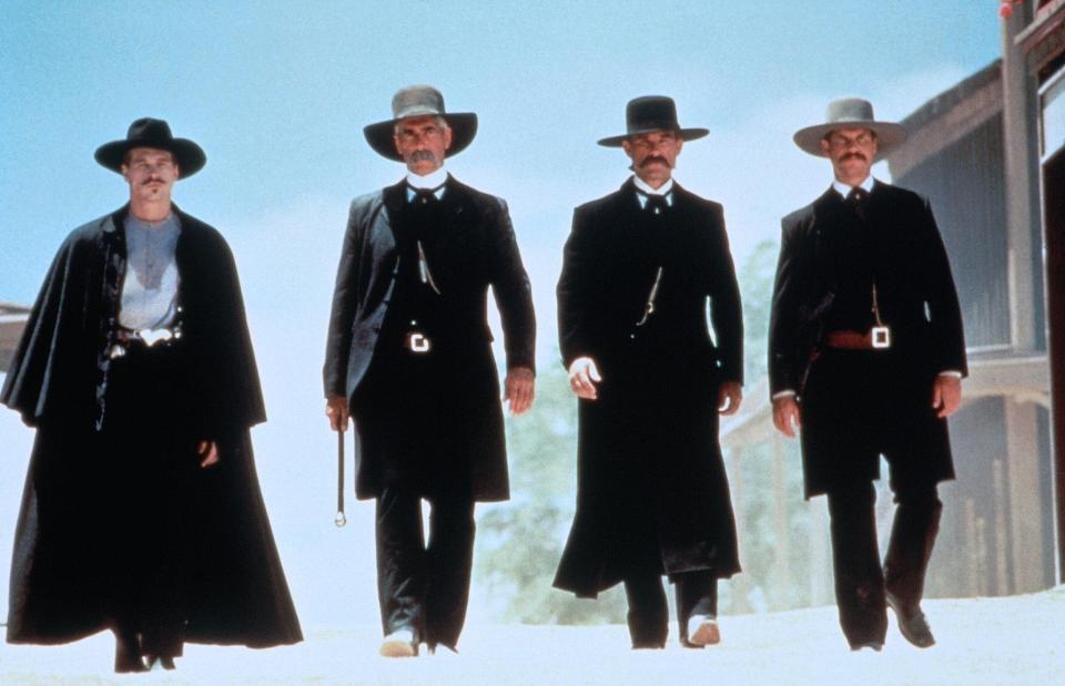 <p>“Tombstone” erzählte die Geschichte des legendären Westernhelden Wyatt Earp (Kurt Russell) – Paxton spielte dessen jüngeren Bruder Morgan. </p>