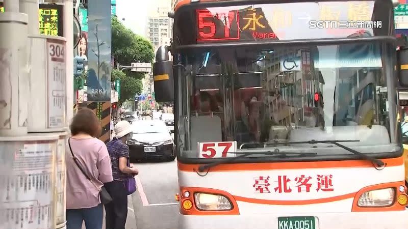 戶外等公車可以不用戴口罩，但只要上車搭乘就要全程配戴。