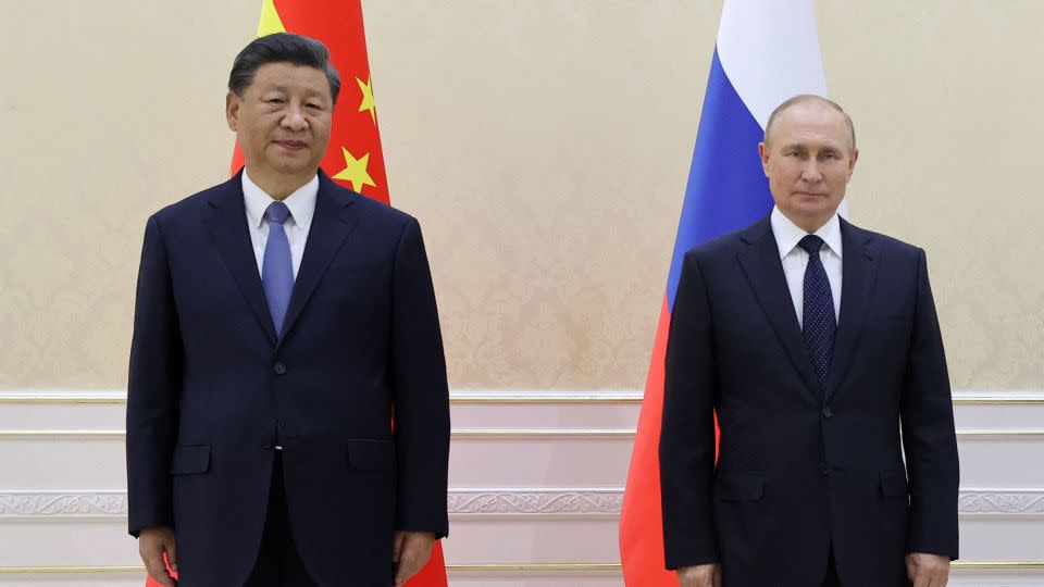 شی جین پینگ رئیس جمهور چین و ولادیمیر پوتین رئیس جمهور روسیه در حاشیه نشست سران سازمان همکاری شانگهای در سمرقند در سپتامبر 2022 عکس گرفتند. - الکساندر دمیانچوک / استخر / اسپوتنیک / گتی ایماژ