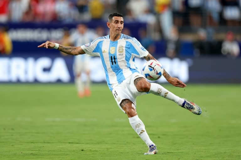 Ángel Di María juega un balón durante la semifinal de la Copa América disputada entre Argentina y Canadá el 9 de julio de 2024 en East Rutherford (Nueva Jersey), al este de EEUU (Charly Triballeau)