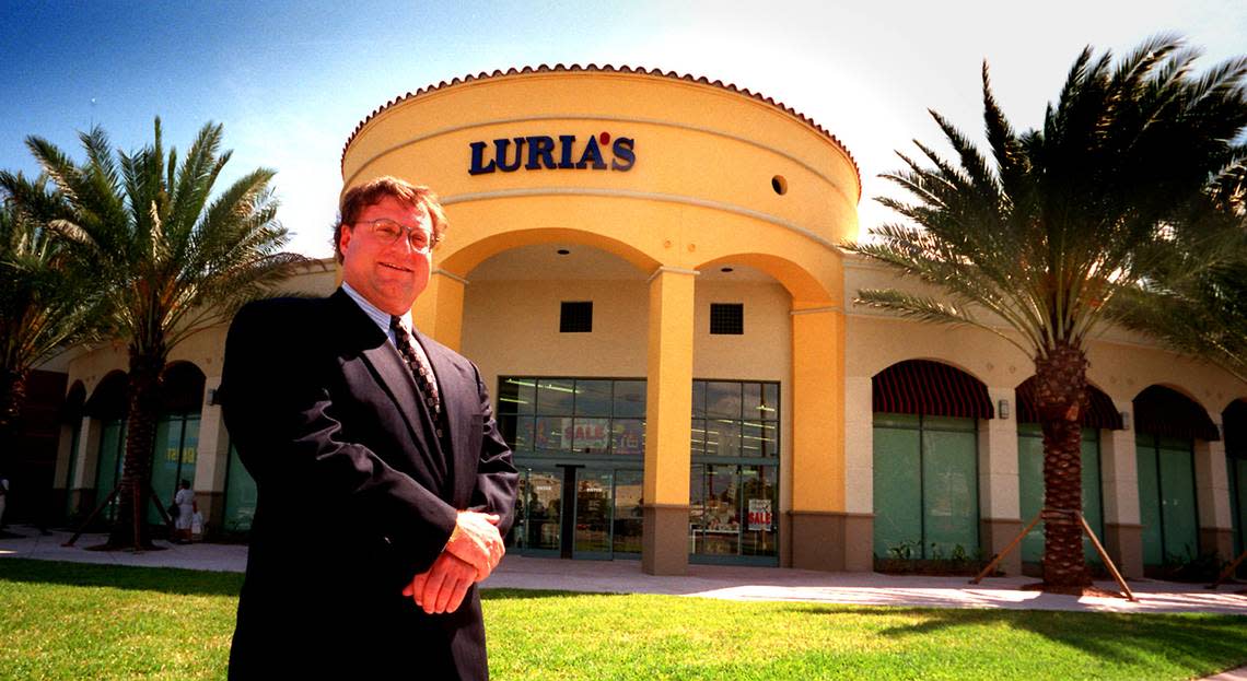 Peter Luria President of Luris’s in front of the Coral Gables store. JON KRAL/Miami Herald File