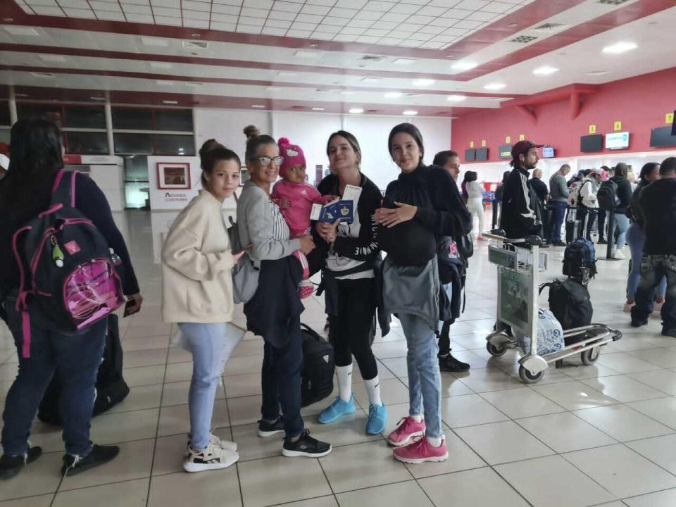 En esta foto, cortesía de Mayte Isabel Dolado Hernández, aparece Marialys González López con su nieta Madisson en brazos, la segunda a la izquierda, junto con las hijas de Marialy, Merlyn y Melanie, segunda por la derecha y a la derecha, en el aeropuerto internacional José Martí en La Habana, Cuba, el martes 13 de diciembre de 2023. Las dos jóvenes mujeres y la niña estaban a punto de embarcar en un vuelo hacia Nicaragua, en su ruta hacia EEUU. La gran mayoría de migrantes cubanos en el último año han volado hacia Nicaragua, donde no les exigen visa de entrada, antes de dirigirse a través de México hacia EEUU. La mujer de la izquierda es la prima de las dos hermanas, Adilen Montano. (Mayte Isabel Dolado Hernandez vía AP)