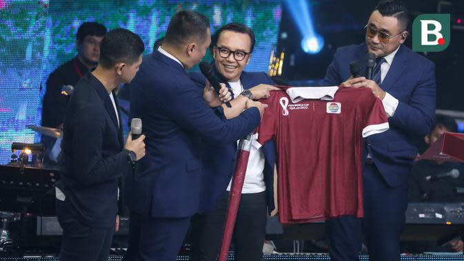 <p>Ari Lasso mendapatkan merchendise Piala Dunia 2022 pada acara Konser Gila Bola 2022 yang berlangsung di Studio 5 Indosiar, Daan Mogot, Jakarta, Kamis (17/11/2022). (Bola.com/Bagaskara Lazuardi)</p>