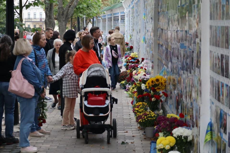 People honor Ukrainian soldiers who have died in the war (Global Images Ukraine via Getty)