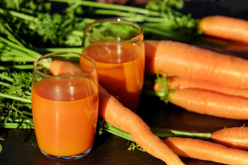▲β-胡蘿蔔素是維生素A的前驅物，吃進體內會轉變成維生素A，維生素A則有保護皮膚和黏膜健康的作用。（圖／pixabay）
