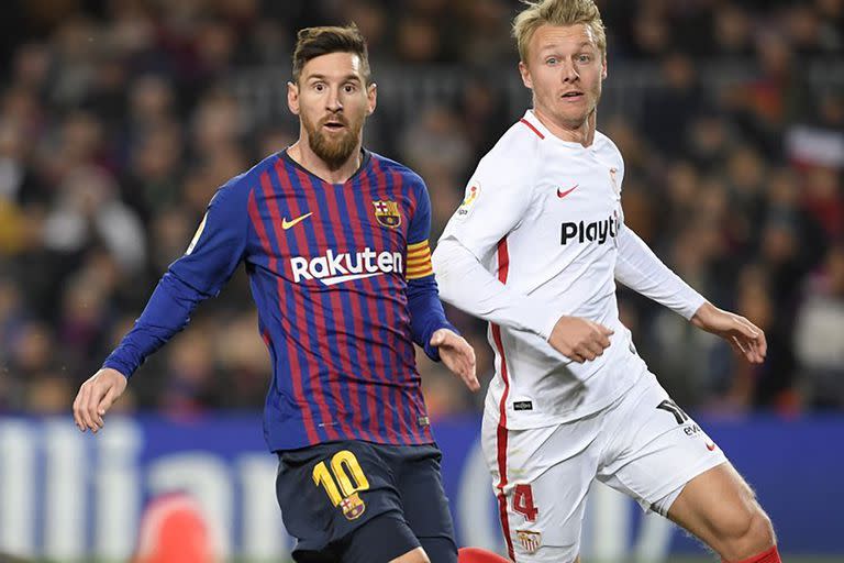 Simon Kjaer, persiguiendo de cerca a Lionel Messi como futbolista de Sevilla durante un partido por la Copa del Rey de 2019, en el Camp Nou.