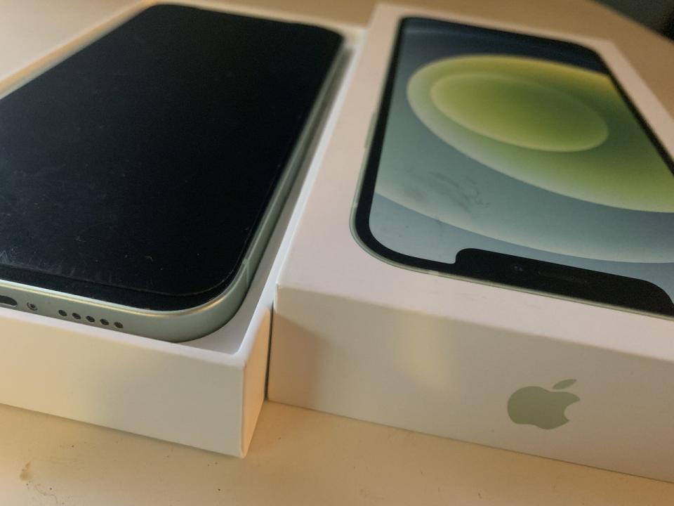 華人去年買的蘋果手機無徵兆死機，維修之路困難重重。（記者邵敏／攝影）