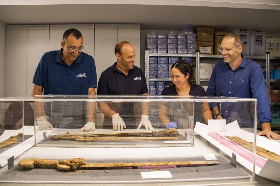 Amir Ganor (izquierda), Eitan Klein (centro-izquierda), Oriya Amichay (centro-derecha) y Amir Ganor (derecha). Crédito: Yoli Schwartz/Autoridad de Antigüedades de Israel